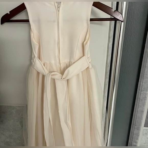 WHITE FORMAL DRESS GIRLS SIZE 5T - Picture 2 of 3